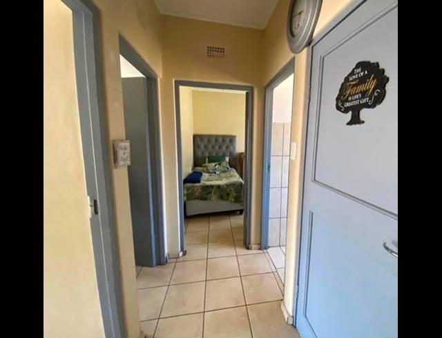 2 BEDROOM APARTMENT FOR SALE IN VANDERBIJLPARK CW 5